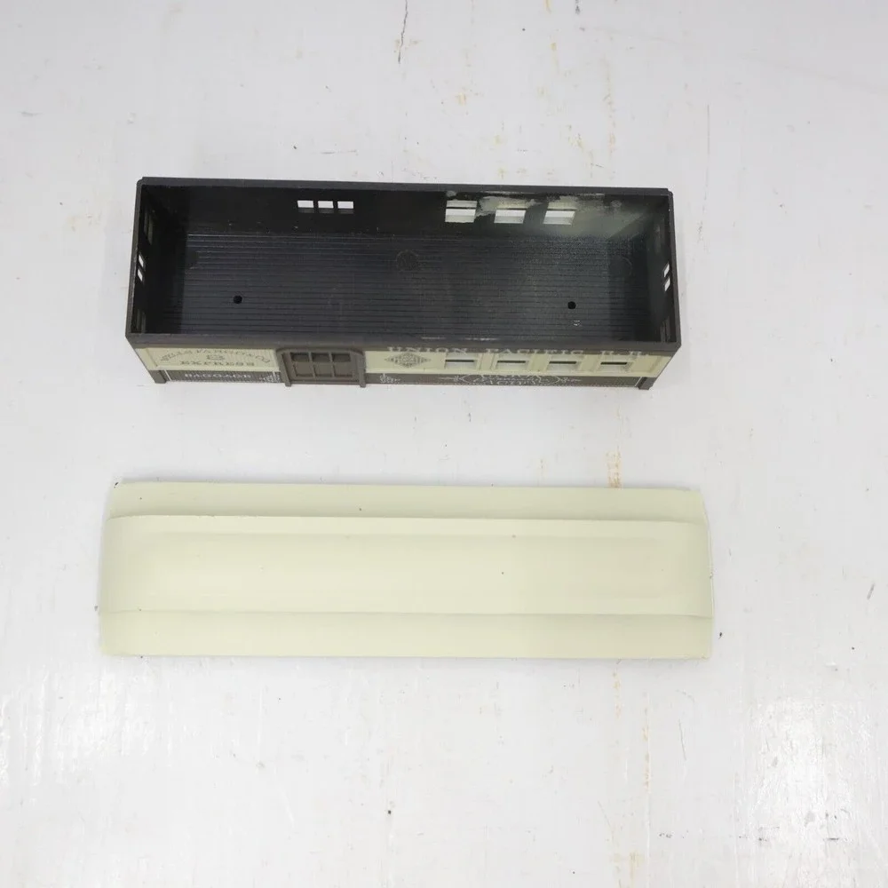 Roundhouse Products HO Scale Union Pacific Wells Fargo Express Baggage Car #8